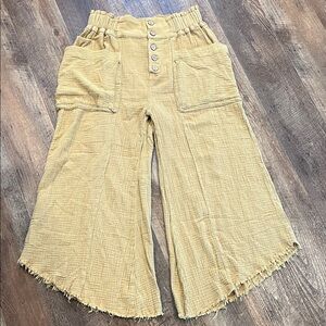 Annie wear Wide-Leg Pants